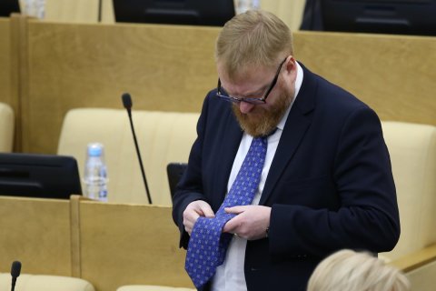 Милонов предложил запретить пользоваться соцсетями. Взрослым — в рабочее время, а детям — вообще