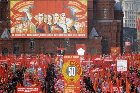 Опрос: Почти половина россиян считают Великую Октябрьскую социалистическую революцию отражением воли большинства