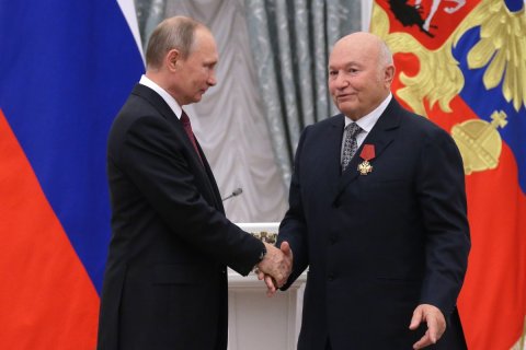 Лужков в больнице пережил клиническую смерть