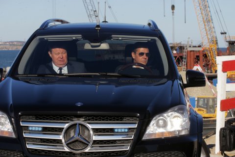 «С подсветкой от Swarovski и панорамной крышей». Госкомпании не поскупились на лимузины для руководителей