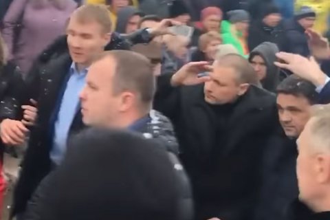 Жители Волоколамского района встретили подмосковного губернатора Воробьева словами «убийца» и «в отставку!»