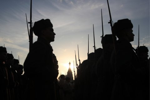 В Москве прошел марш в честь годовщины парада 1941 года