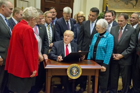 Трамп решил не выходить из соглашения о свободной торговле с Мексикой и Канадой, а ведь грозился