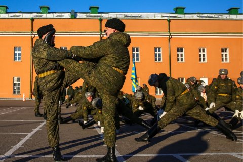 Опрос: Меньше всех кризис затронул силовиков и чиновников