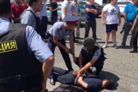 В Алма-Ате обстреляно здание МВД