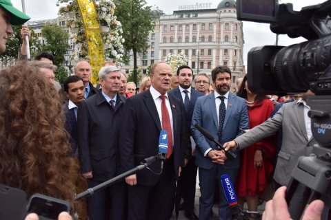Зюганов: русский язык должен остаться основой для международного культурного обмена