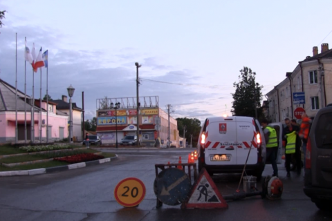 В Боровичах жители самостоятельно нанесли дорожную разметку