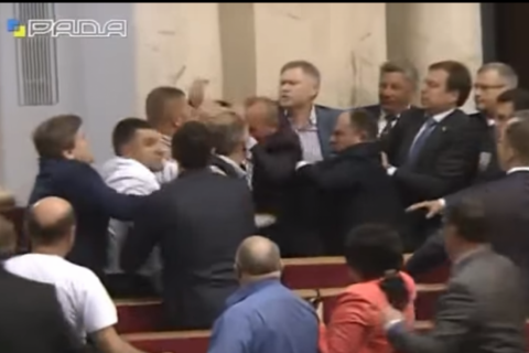 Украинские депутаты устроили очередную массовую драку. Видео