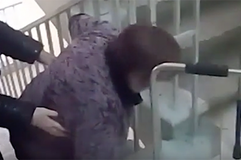 В больнице пациентку с травмой ноги вынудили ползти до рентген-кабинета (Видео).