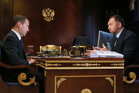 Медведев пообещал помощь олигархам, попавшим под санкции