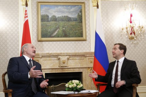 Лукашенко: Медведев тоже может кое за что начать платить