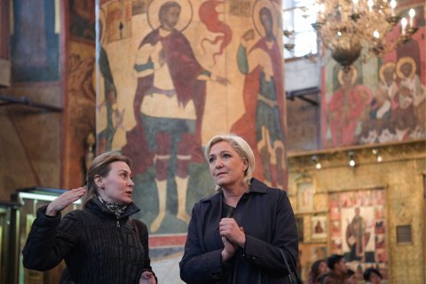 Ле Пен вышла в лидеры президентской гонки во Франции