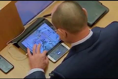 Единоросс на заседании свердловского парламента играл на телефоне по-македонски - с двух рук