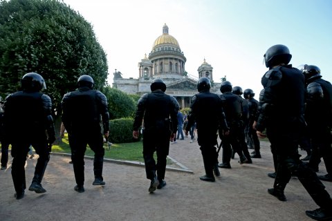 Опрос: Почти 60% россиян считают, что власти не наладят жизнь в стране