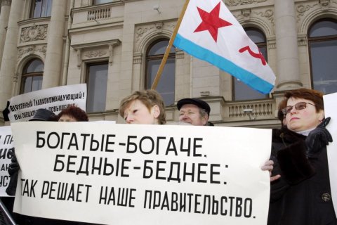 СМИ: российским чиновникам поднимут зарплату до 140 тысяч рублей