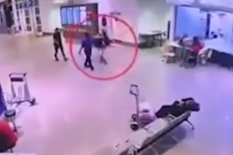 В сети появилось видео нападения на брата Ким Чен Ына