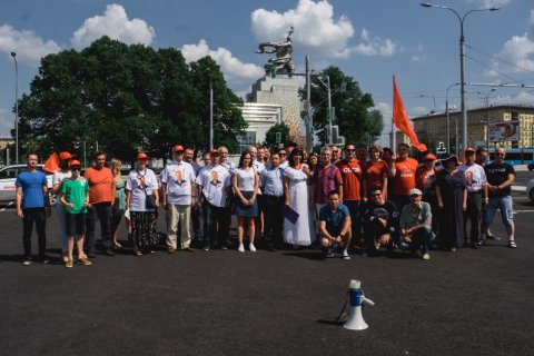 Десятки автомобилей с красными флагами проехались по улицам Москвы в поддержку кандидата на пост мэра от КПРФ Вадима Кумина