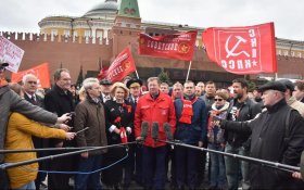 Коммунисты возложили цветы к Мавзолею В.И. Ленина