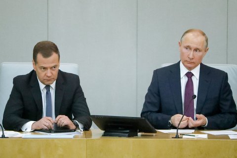 Медведев и Путин провели сеанс обещаний в Думе. На единороссов и жириновцев они произвели впечатление. Коммунисты проголосовали против