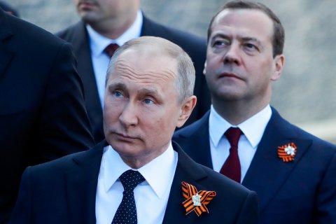 Медведев дал полтора месяца на поиск 25 триллионов рублей для майского указа Путина