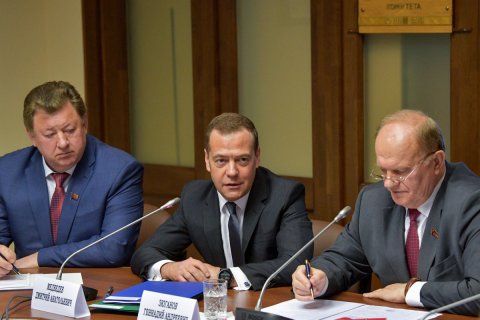 Дмитрий Медведев встретился с коммунистами и пожаловался на строительство и сирот