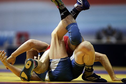 На чемпионате по борьбе драку разнимал ОМОН