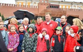 Пионеры на Красной площади поклялись горячо любить и защищать свою Родину