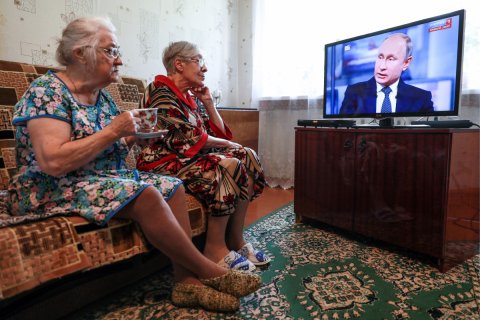 Опрос: Почти половина россиян продолжает верить тому, что говорят в телевизоре