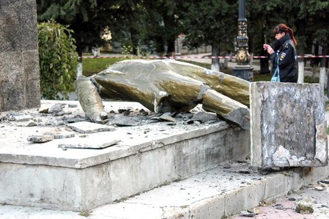 В Судаке разрушили памятник Ленину