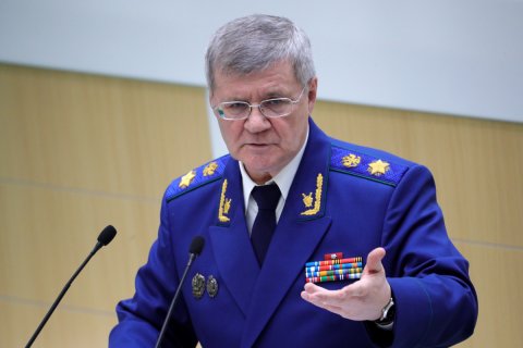 Генпрокурор Юрий Чайка попросил Дмитрия Медведева повысить прокурорам зарплаты в два раза