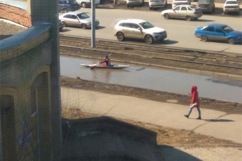 В центре Омска гребец на байдарке тренируется в гигантской луже