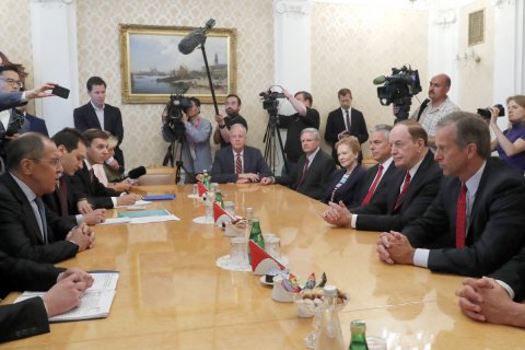 После переговоров в Москве сенатор Кеннеди сравнил власть в России с мафией. Что ответили российские политики?