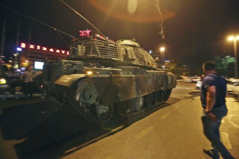 В сети появилось видео штурма мятежниками отеля Эрдогана