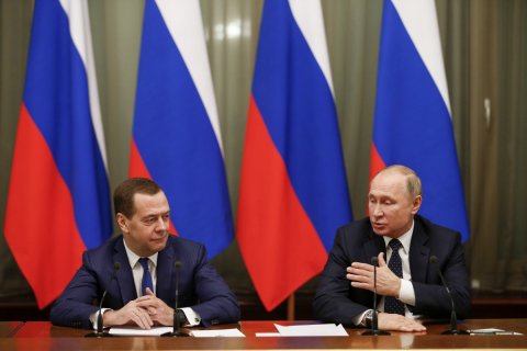 Путин поблагодарил Медведева за работу по нацпроектам