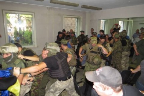 В украинском суде подсудимые с боем пытались прорваться из клетки