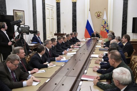 Опрос: Россияне назвали отсутствие заботы о простых людях главным минусом Путина