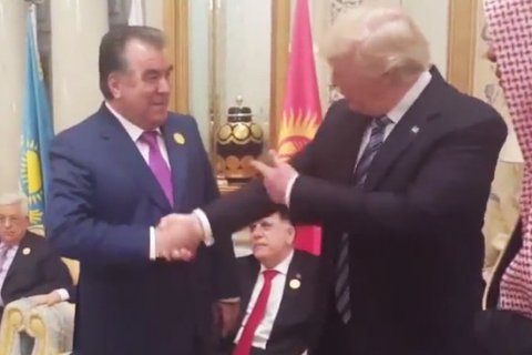 Курьезы: Президент Таджикистана победил Трампа в «состязании по рукопожатиям»
