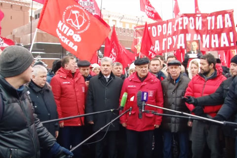 Павел Грудинин и представители левых сил возложили цветы к Мавзолею Ленина